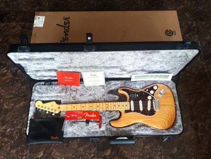 FENDER USA AMERICAN ULTRA STRATOCASTER SWAMP ASH NATURAL