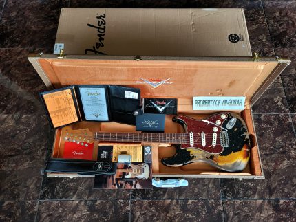 FENDER CUSTOM SHOP USA STRATOCASTER LIMITED EDITION 1961 SUPER HEAVY RELIC AGED BLACK OVER 3-TONE SUNBURST S/N CZ 571714