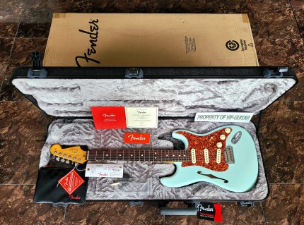FENDER USA AMERICAN PROFESSIONAL II STRATOCASTER THINLINE DAPHNE BLUE